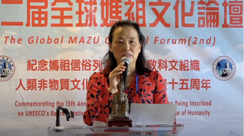 联合国巴里努经济发展研究院院长乌瓦伊福·阿罗莫塞代表林泳莉致辞