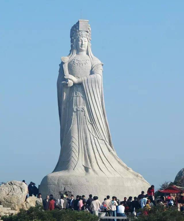妈祖石雕巨像高达14.35米
