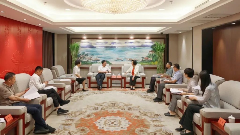台盟中央领导与莆田市市委、市政府相关负责人在会见现场合影,包括穆学锋、陈海舟、王若锟、郭婷、陈惠黔、陈金枝、龚冠雄等