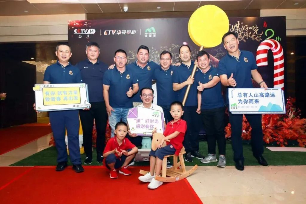王双奇与团队在活动现场合影