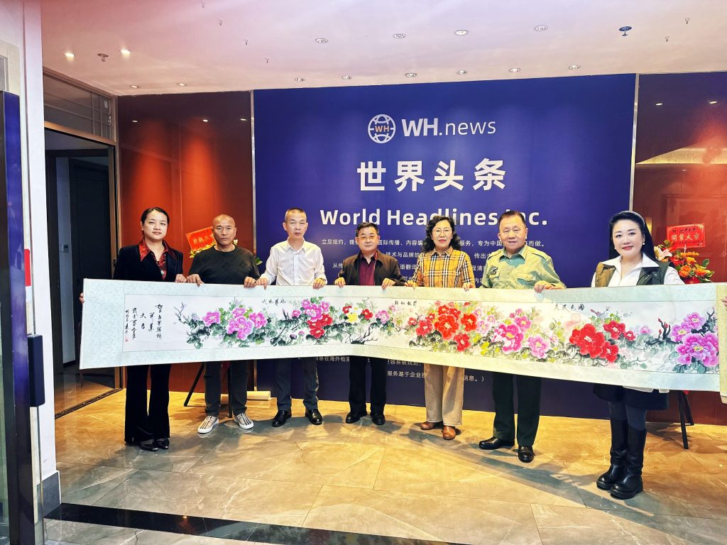 “最美兵妈妈”韩杰向主办方赠送八米牡丹长卷