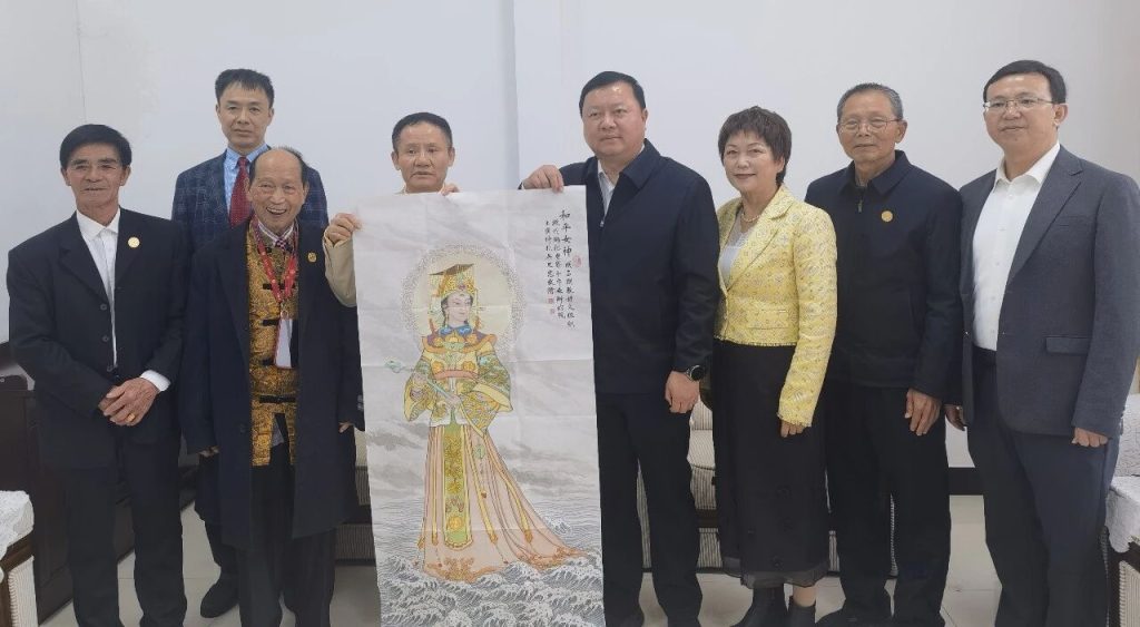 仙游县委书记吴海端与美国妈祖基金会董事长朱榕冰合影