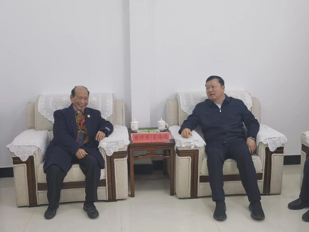 仙游县委书记吴海端与黄升发洽谈合影