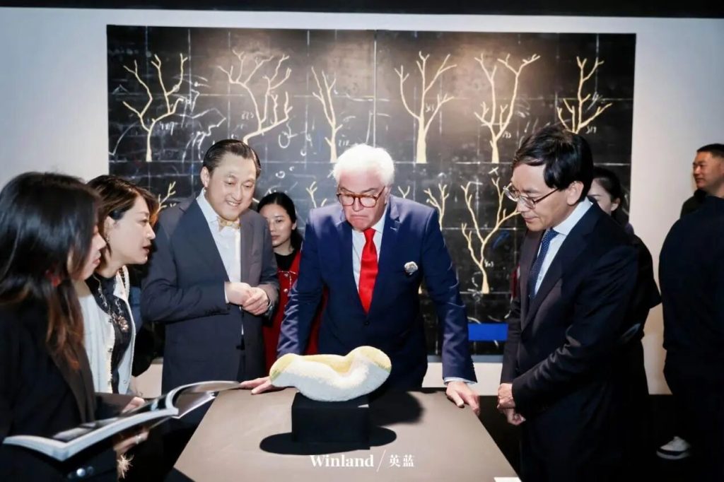 德卡卢维先生参观比利时陶瓷艺术家Tinne Debruijne的作品“Connected”—“联结”
该作品为第三届“中国白”国际陶瓷艺术大奖赛一等奖