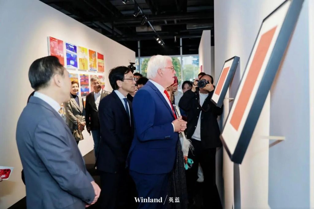 德卡卢维先生参观来自西弗兰德省的艺术家弗雷德·范德瓦勒(Fred Van de Walle)的作品