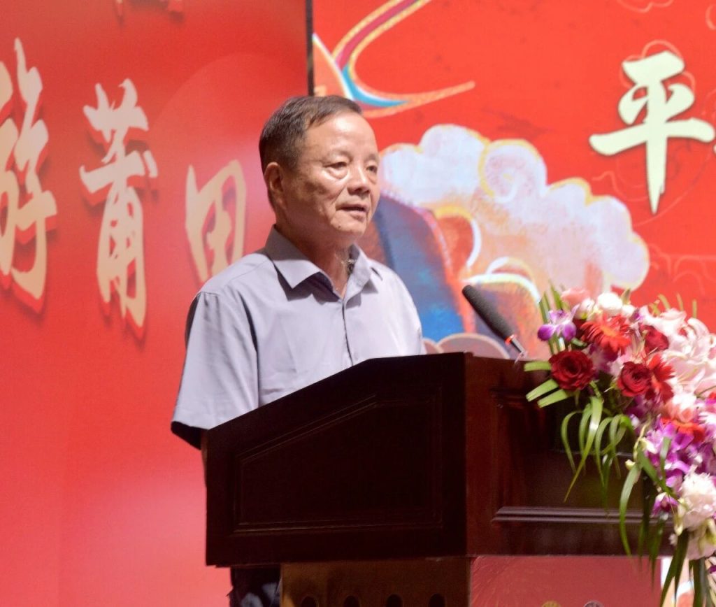 中华妈祖文化交流协会副秘书长蔡承武登台主持晚宴前置议程